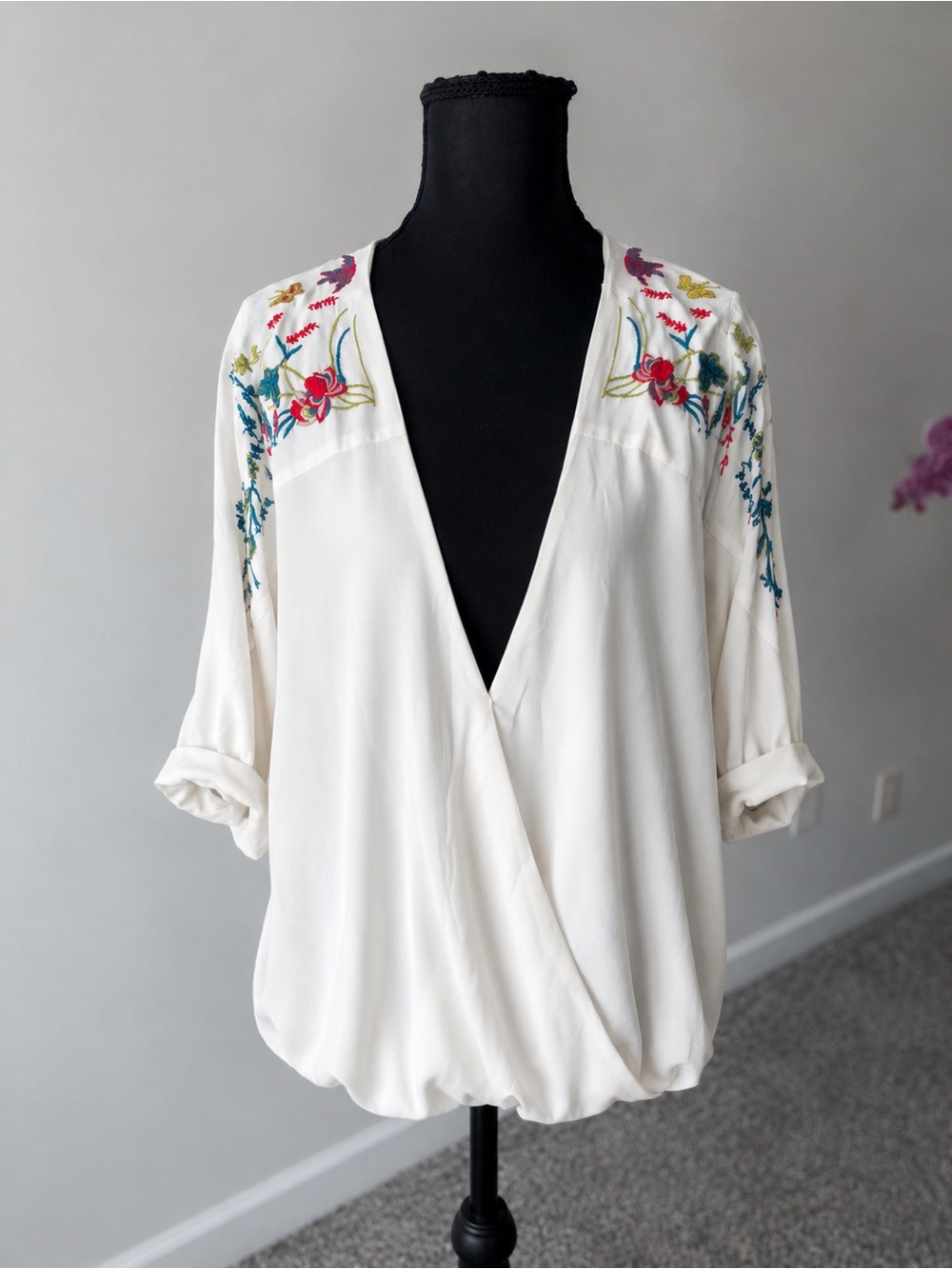 Chelsea & Violet White Embroidered Boho Blouse Size L Flutter Sleeve Top